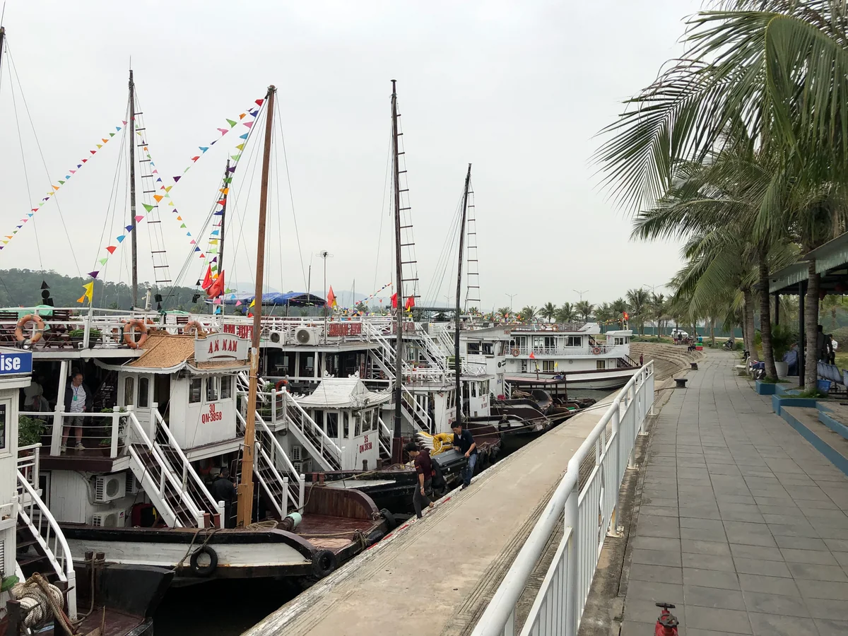 Thuyền du lịch neo tại bến Tuần Châu, Hạ Long