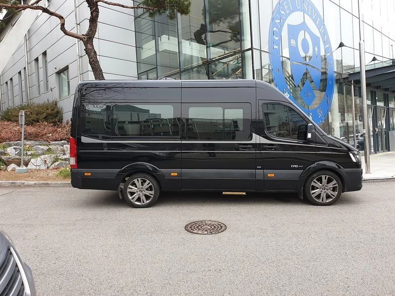 Ngoại thất xe minibus Hyundai Solati H350 trong ảnh tham khảo