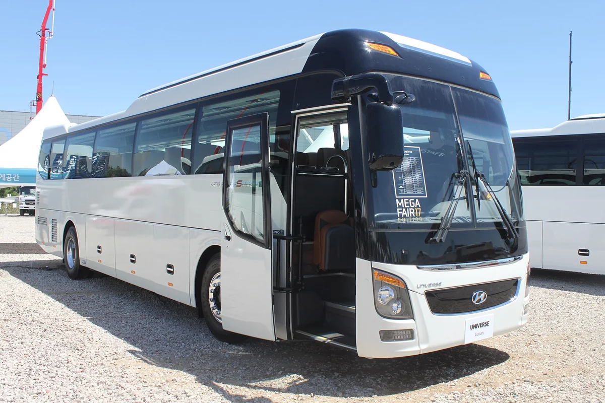 Ngoại thất xe khách cỡ lớn Hyundai Universe Space Luxury trong ảnh tham khảo