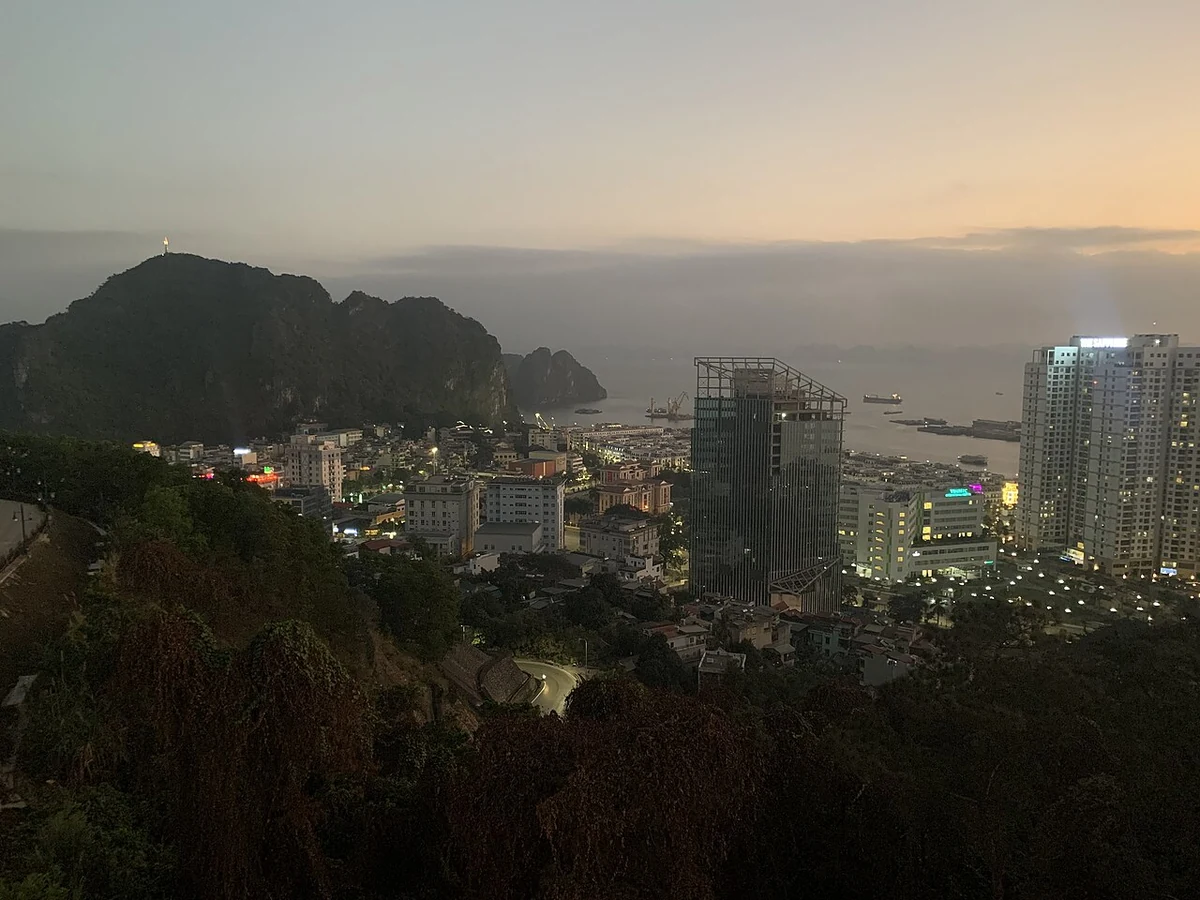 Khung cảnh Hạ Long lúc trời tối