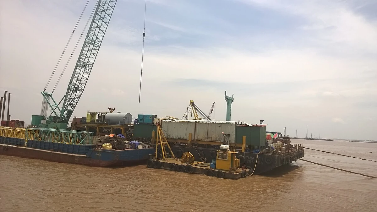 Khu công nghiệp và cảng tại Hải Phòng năm 2015