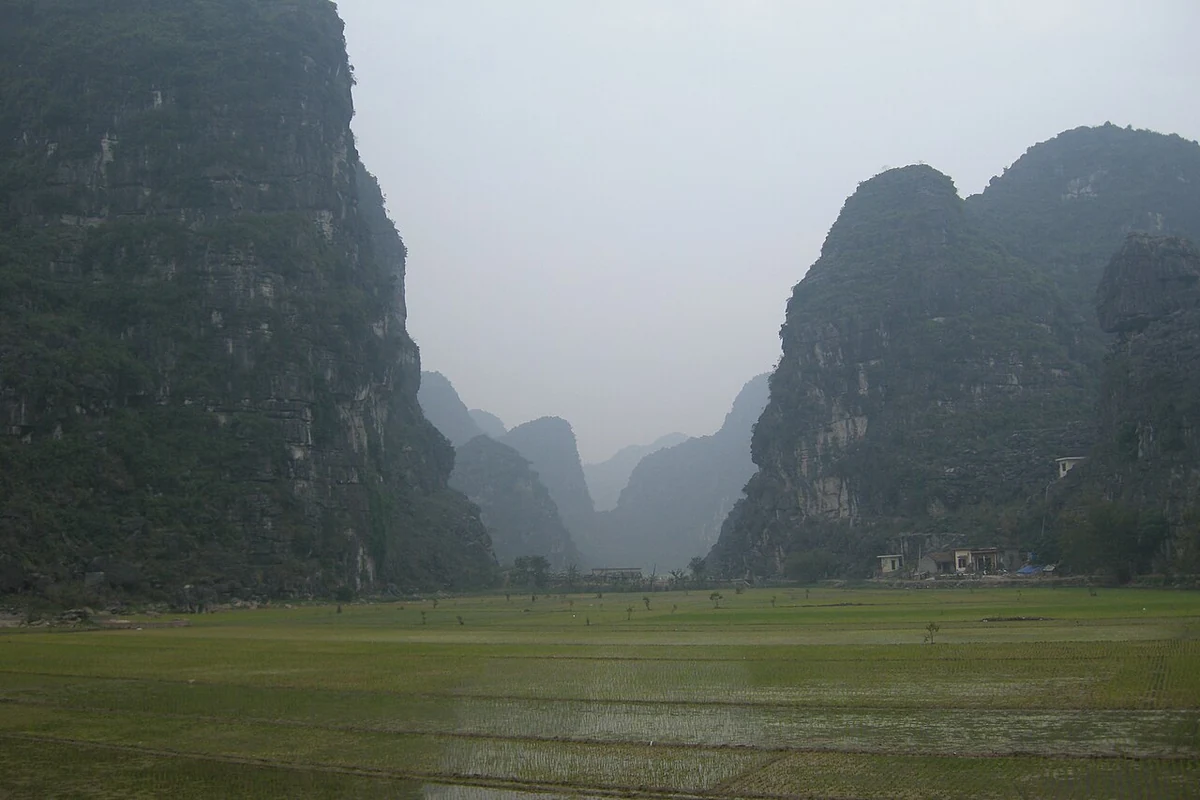 Núi đá vôi tại khu vực Tràng An, Ninh Bình