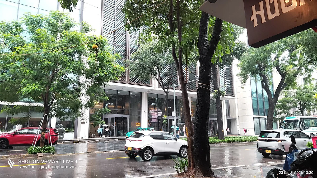 Xe điện VinFast và cảnh phố Hà Nội, ảnh tham khảo phương tiện, không chứng minh xe thuộc Ngọc Hà.