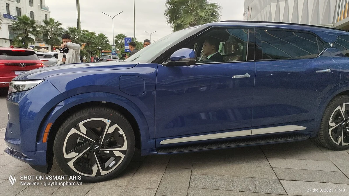 Mẫu VinFast VF 9 Plus màu xanh