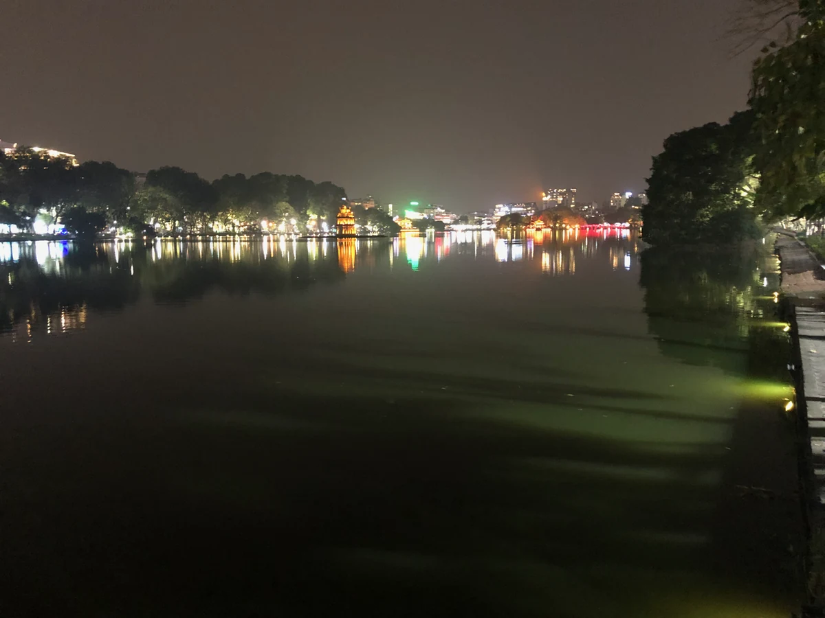 Hồ Hoàn Kiếm ban đêm, ảnh tư liệu Hà Nội, không xác nhận chuyến phục vụ sau giờ công bố.