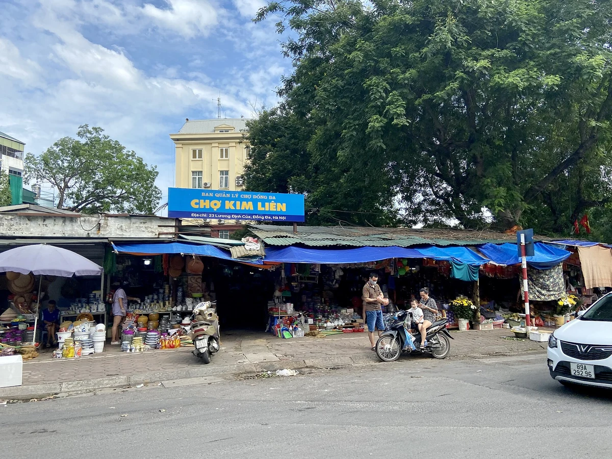 Khu chợ Kim Liên trên đường Lương Định Của, Hà Nội