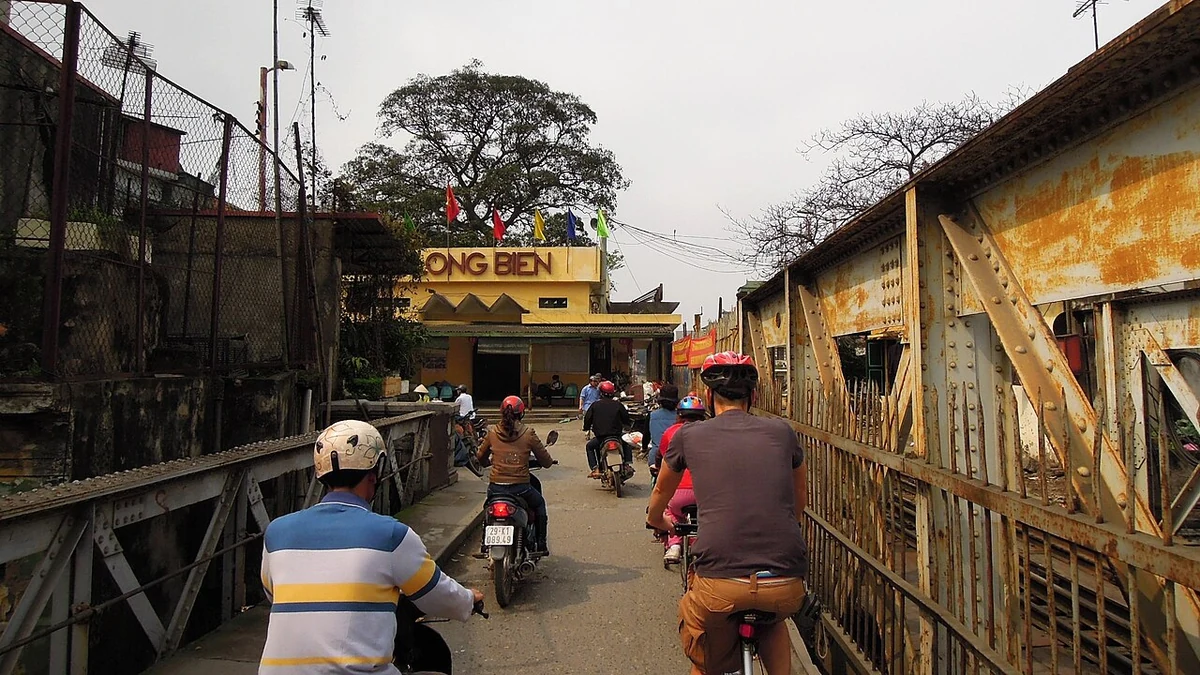 Khu vực đầu cầu Long Biên tại Hà Nội